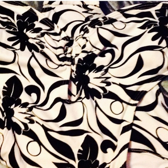 Black and white one piece - Picture 4 of 4